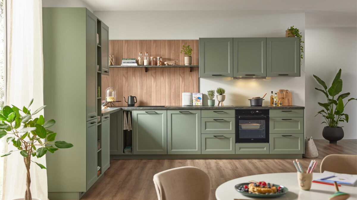 grüne küche aus der serie culineo c684 mit kassettenfronten und holz rückwand