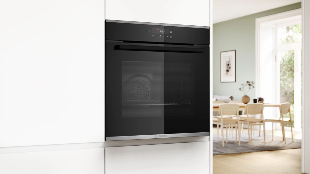 bosch HBA272BB3 einbau-backofen in einem weißen hochschrank mit esstisch im hintergrund