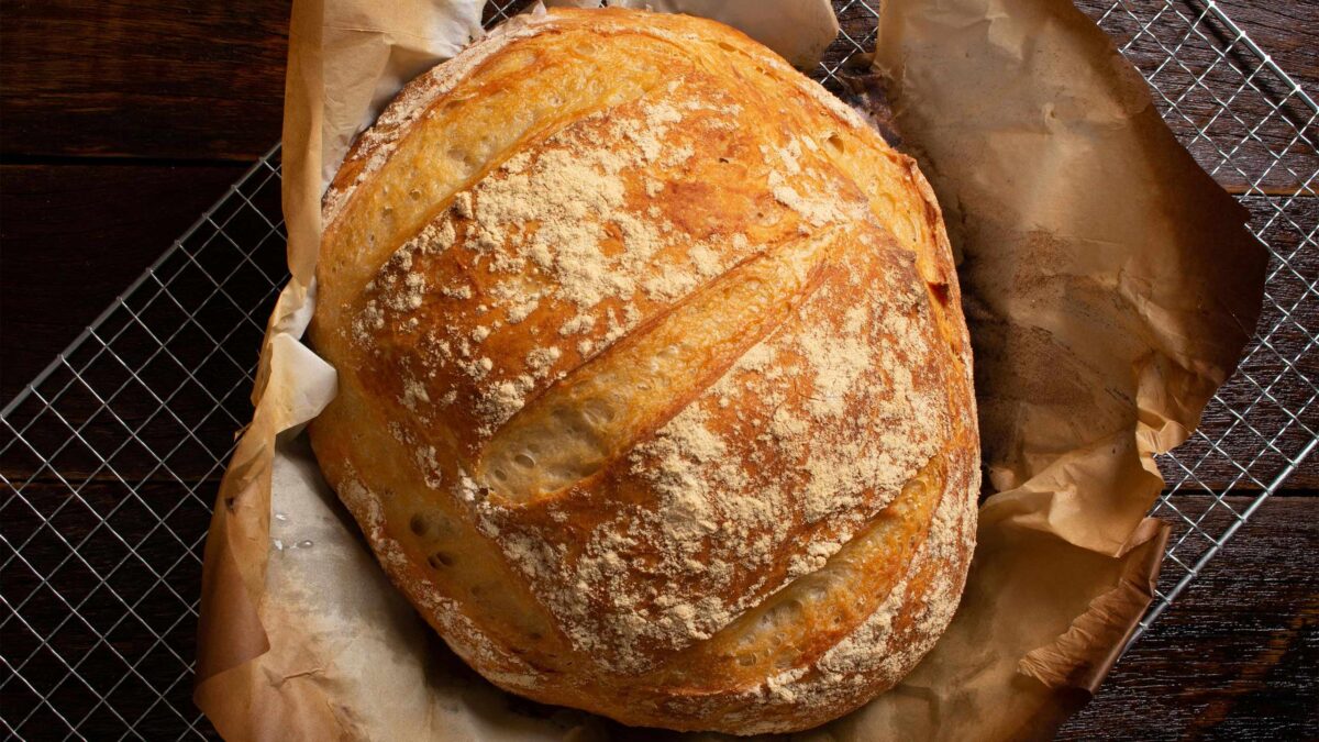 frisch gebackenes brot mit knuspriger kruste auf einem rost von oben