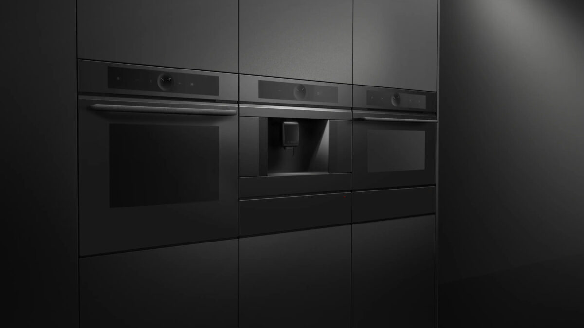drei bosch matt edition küchengeräte in ein einem schwarzen einbau-schrank