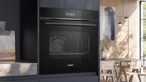 Siemens HB774G1B1 backofen in einem hochschrank mit esstisch im hintergrund