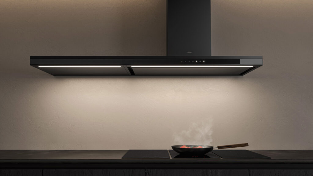schwarze elica elements wandhaube über einem kochfeld