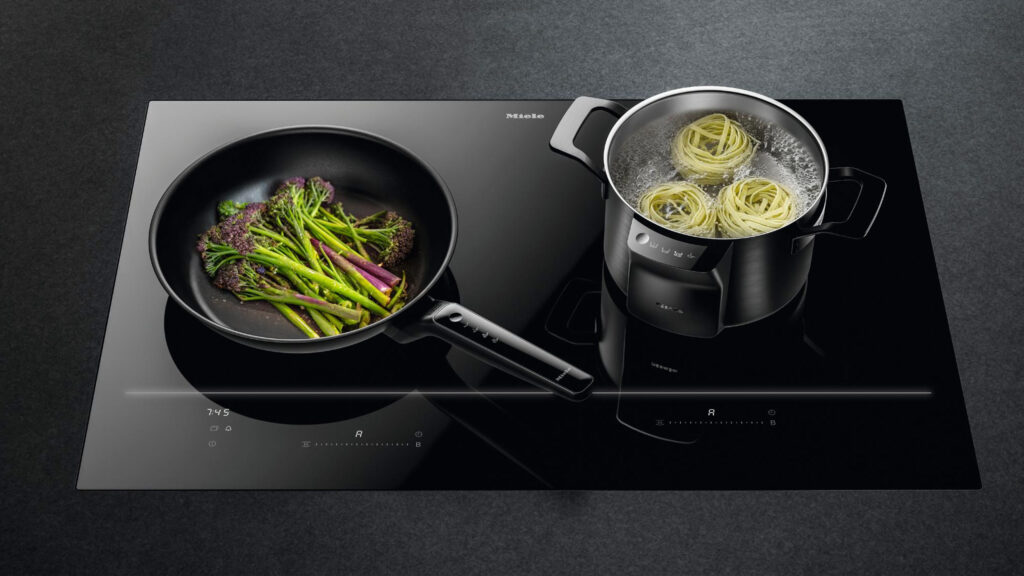pfanne mit brokkoli und ein topf mit kochenden nudeln auf dem miele km 8885 fl diamondfinish kochfeld