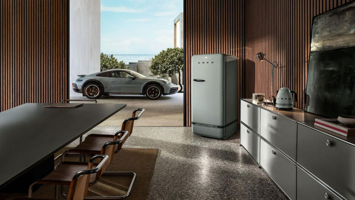smeg porsche küchengeräte in einer küche mit glasfront vor der ein hellblau porsche steht
