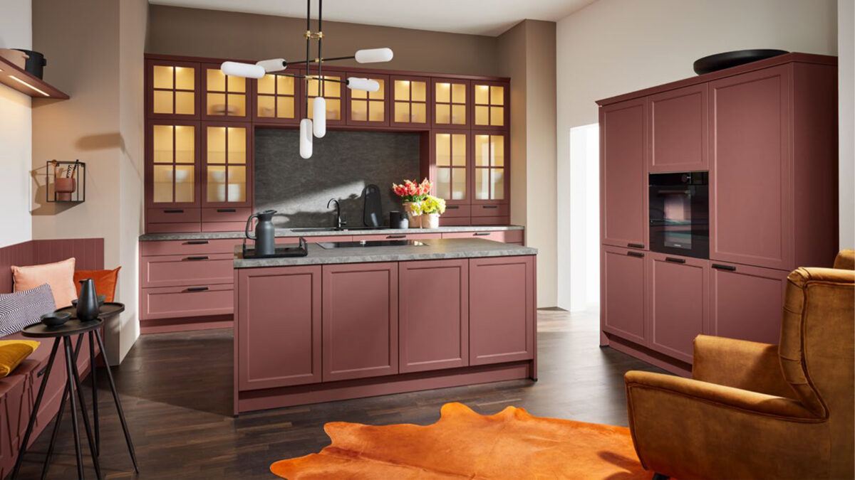 elegante burgundy küche mit kochinsel von nolte