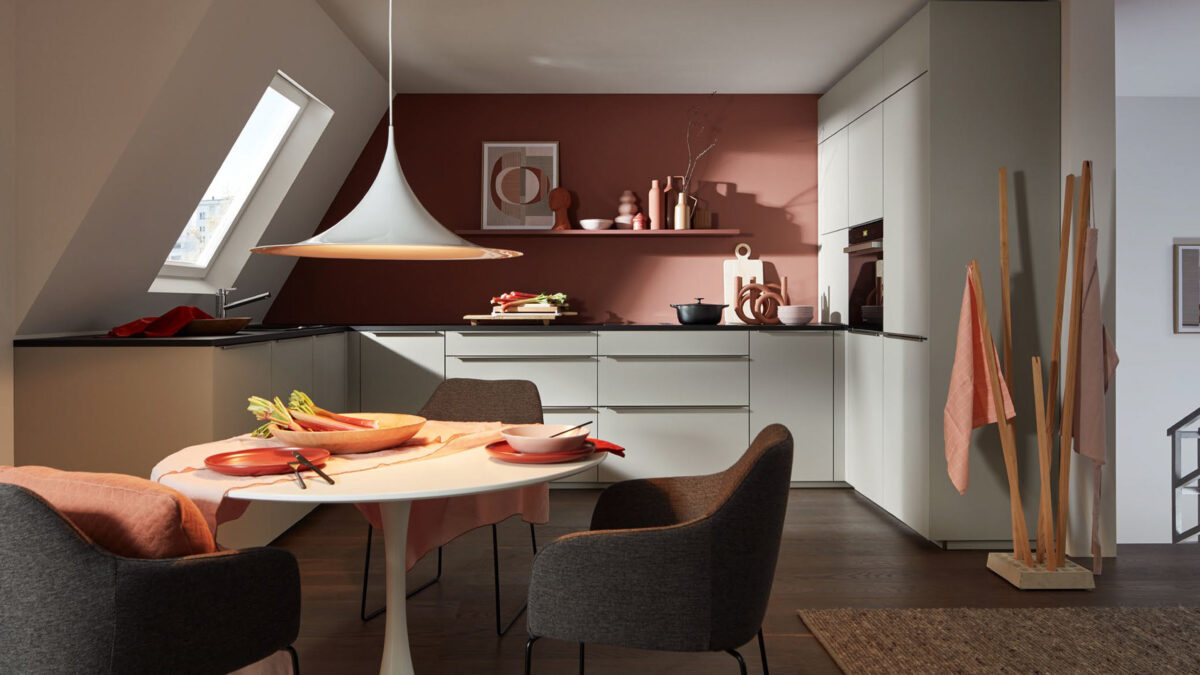 kleine dachgeschossküche mit wandfarbe in terrakotta