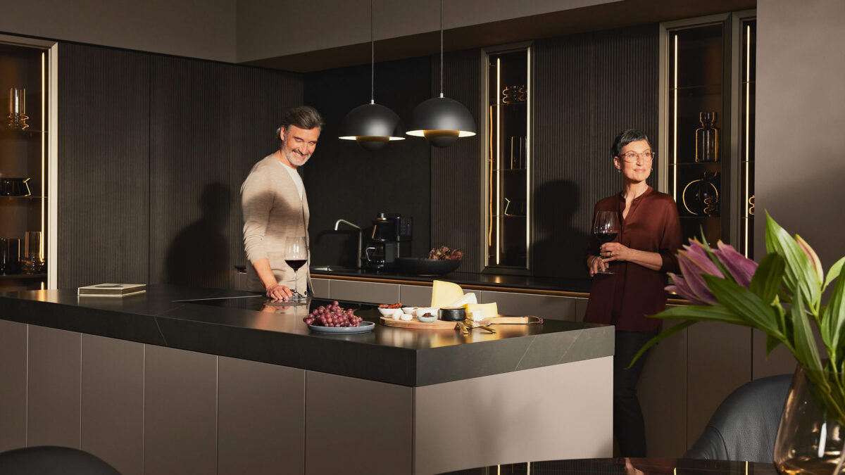 mann und frau trinken rotwein in einer nolte designküche