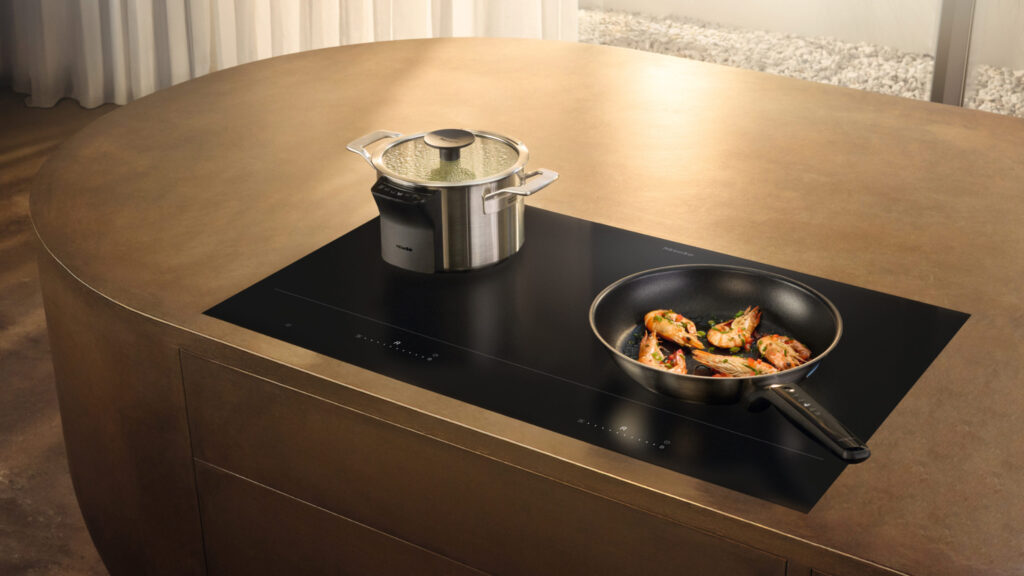 topf und pfanne mit speisen auf dem miele km 8685 fl mattfinish kochfeld