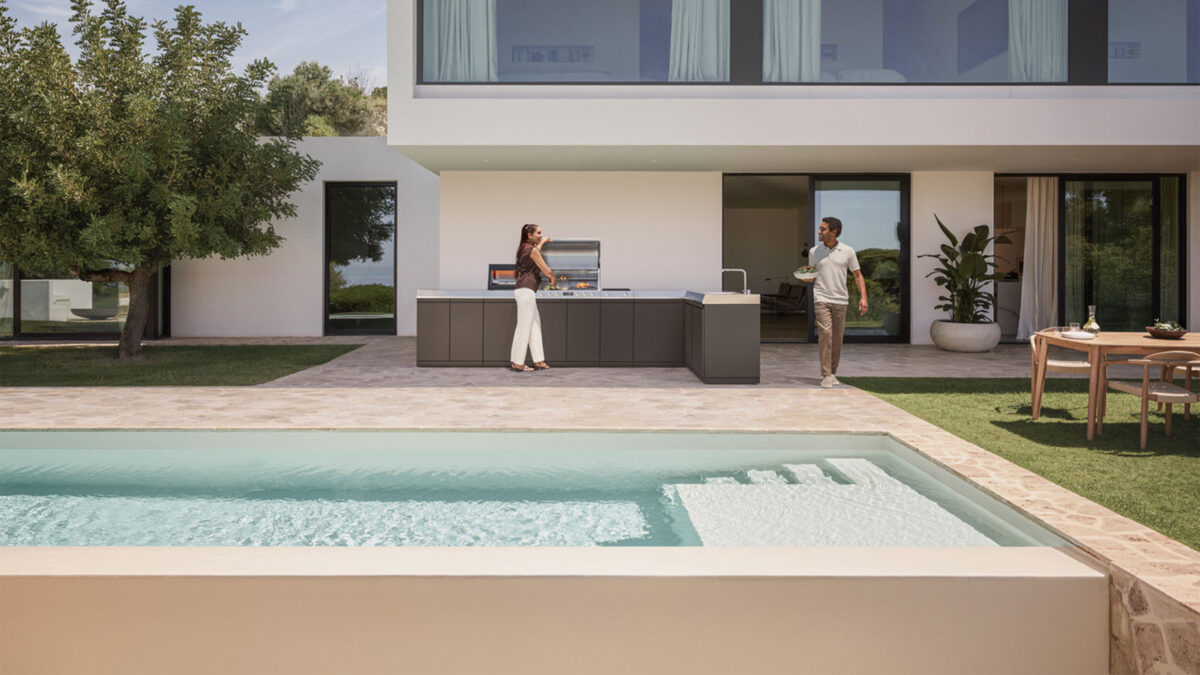 frau und mann auf der terrasse mit outdoorküche miele dreams und pool