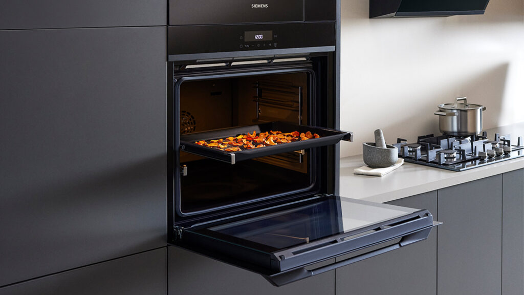 geöffneter siemens iq500 backofen mit gemüsechips auf dem airfry blech