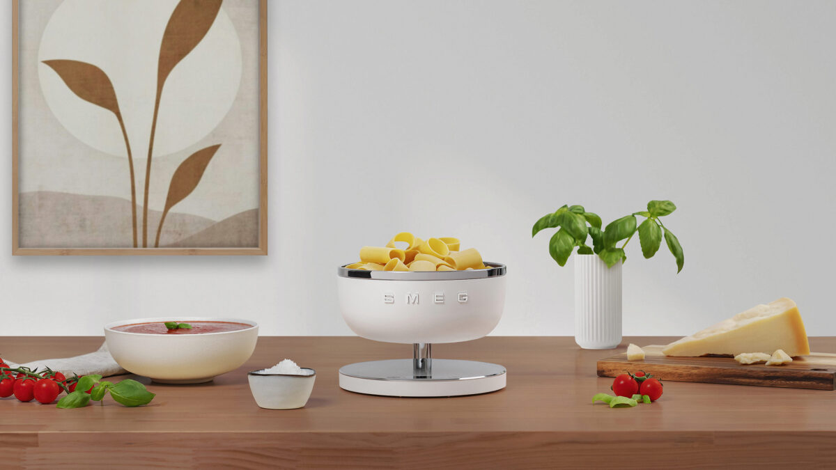 matt weiße smeg küchenwaage digital mit nudeln drin neben parmesan und einer schüssel tomatensoße