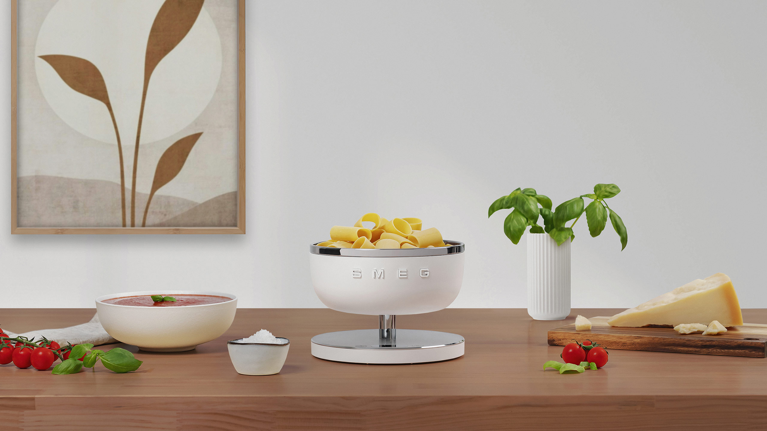 matt weiße smeg küchenwaage digital mit nudeln drin neben parmesan und einer schüssel tomatensoße