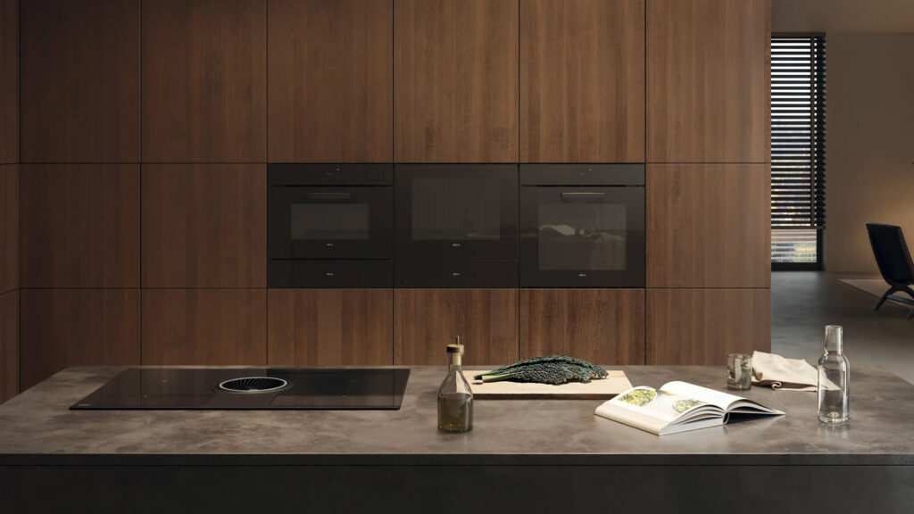 elica backofen in einem küchenschrank in holzoptik